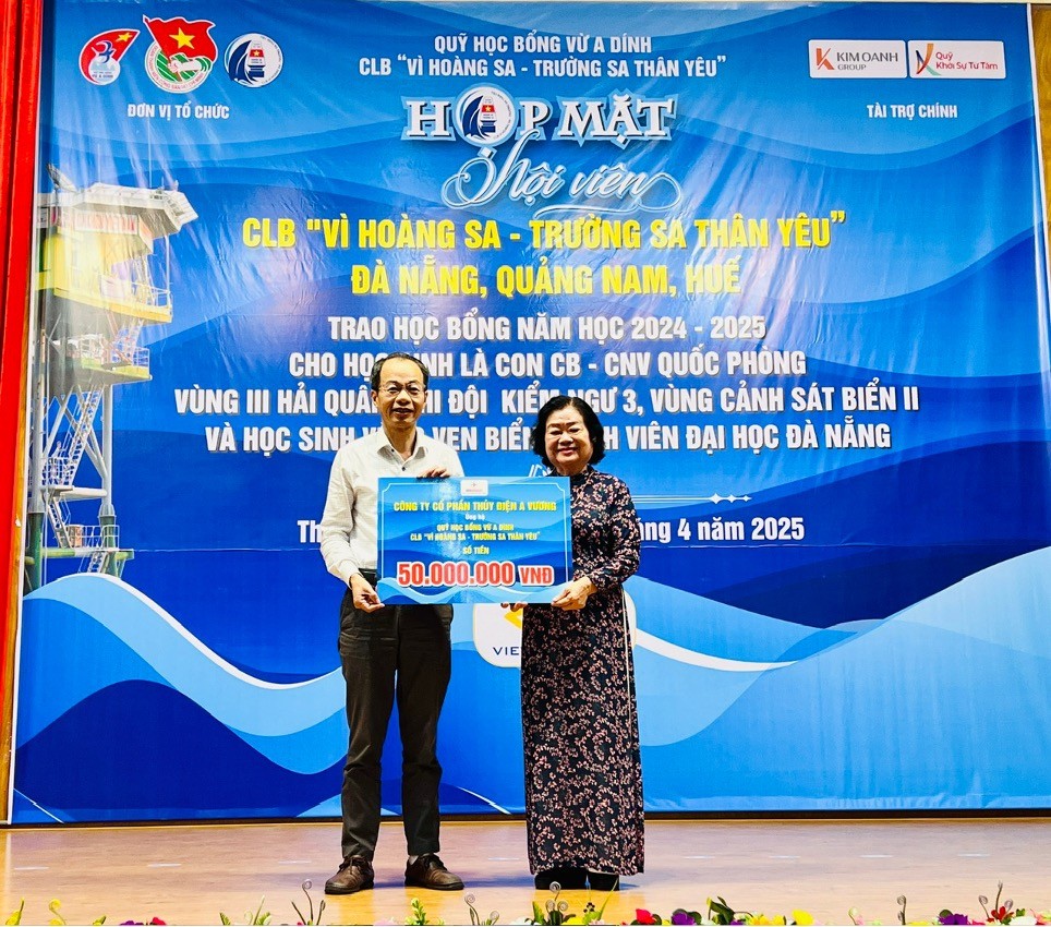 Ông Cao Huy Bảo - TV HĐQT, Tổng Giám đốc Công ty Cổ phần Thủy điện A Vương trao hỗ trợ; Bà Trương Mỹ Hoa - Nguyên Phó Chủ tịch nước, Chủ tịch Quỹ Học bổng Vừ A Dính, Chủ nhiệm CLB “Vì Hoàng Sa – Trường Sa thân yêu” nhận hỗ trợ tại buổi lễ