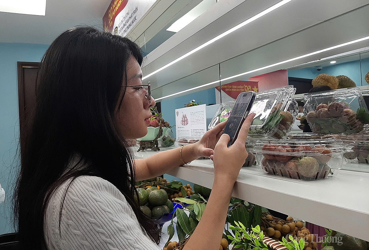 Khách hàng quét mã QR tren sản phẩm Khách hàng quét mã QR tren sản phẩm
