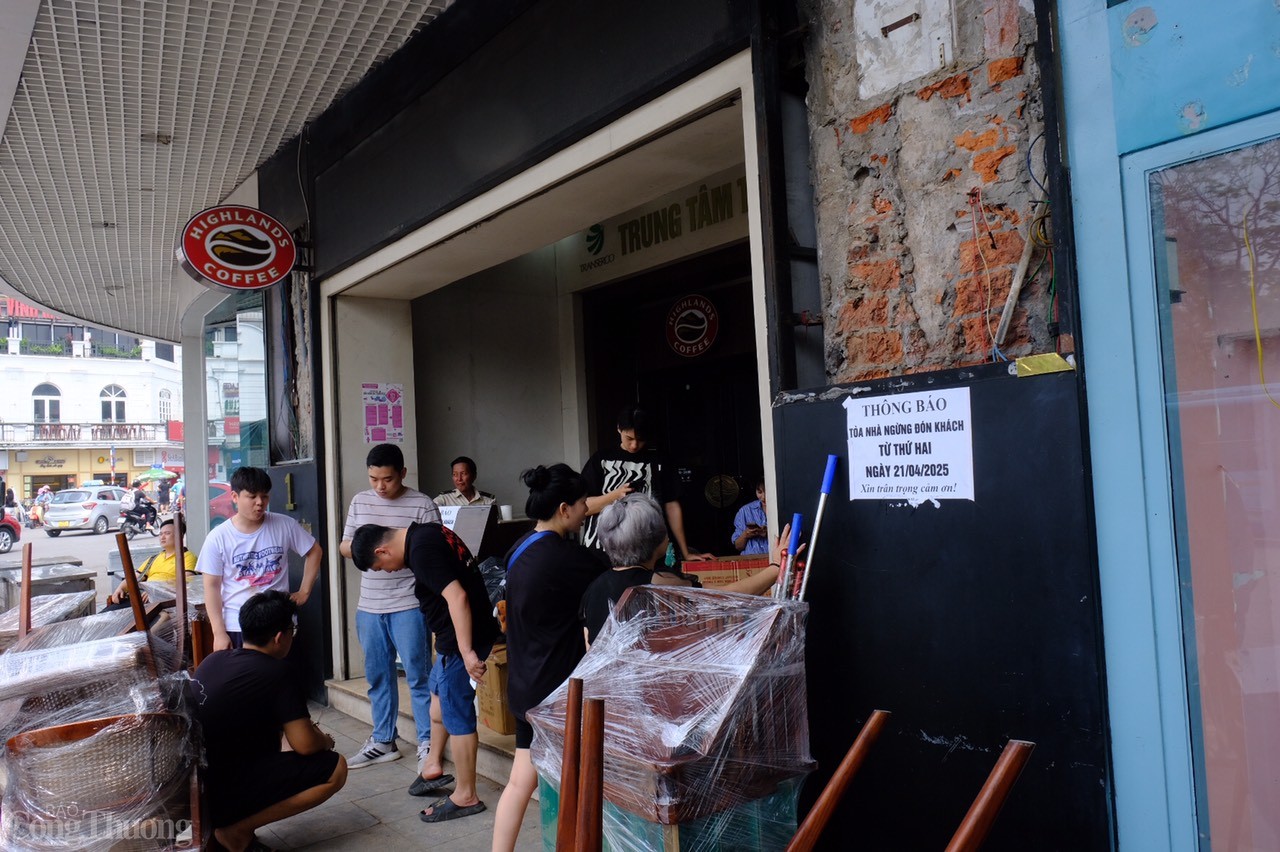 Được biết, Chiều 21/4, các cửa hàng và đơn vị kinh doanh tại tòa nhà “Hàm Cá Mập” (số 7 Đinh Tiên Hoàng, quận Hoàn Kiếm, TP. Hà Nội) đã dừng hoạt động, tiến hành di dời đồ đạc, tài sản để đơn vị vận hành bàn giao mặt bằng cho quận Hoàn Kiếm phục vụ công tác phá dỡ.