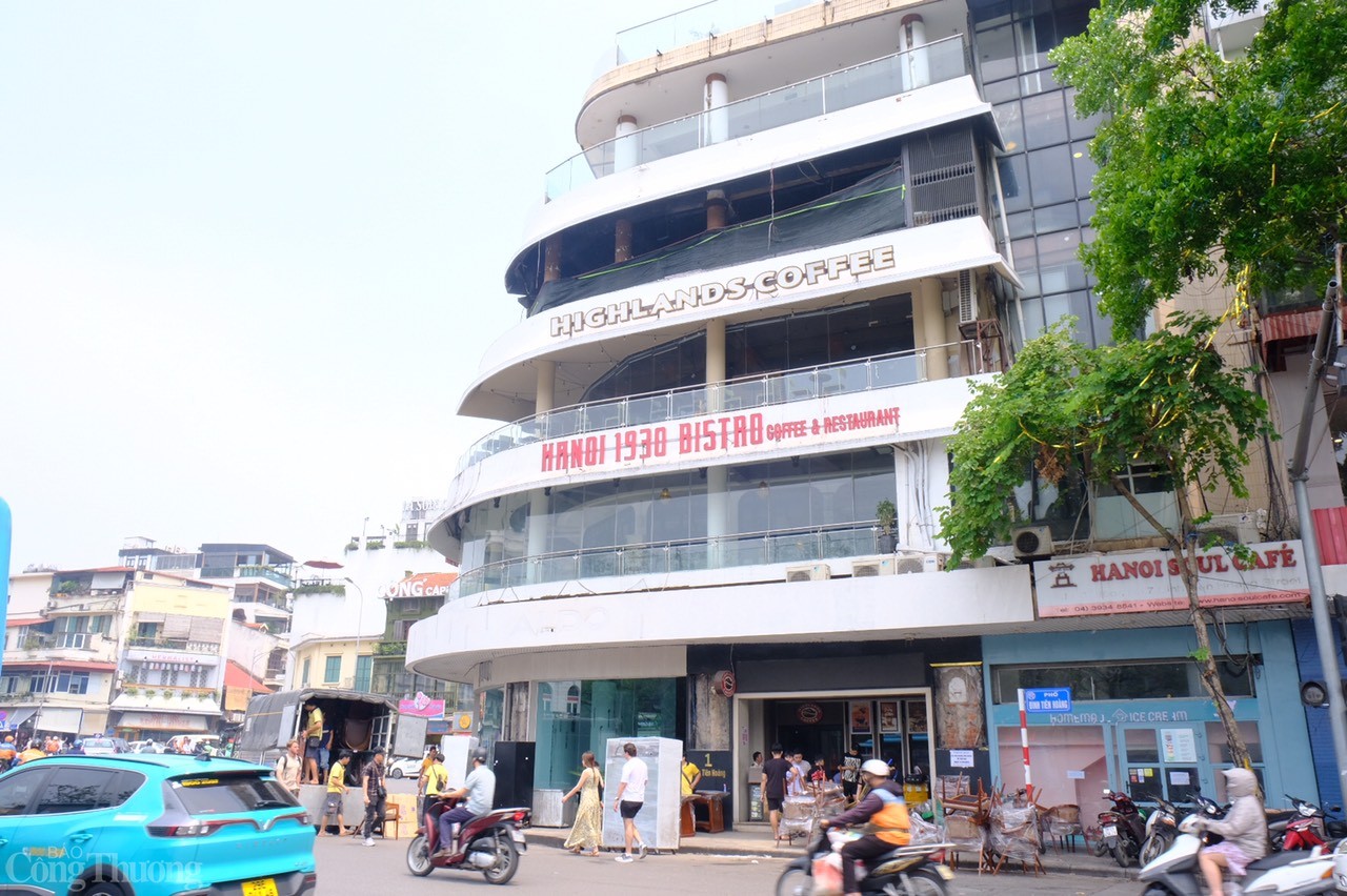 Trong tháng 3, Văn phòng UBND TP. Hà Nội vừa ban hành Thông báo kết luận của Phó Chủ tịch UBND TP. Dương Đức Tuấn tại cuộc họp về phương án thiết kế, cải tạo Quảng trường Đông Kinh - Nghĩa Thục (quận Hoàn Kiếm).  Đáng chú ý, lãnh đạo thành phố đã thống nhất với đề xuất phá dỡ tòa nhà “Hàm Cá Mập” và quy hoạch không gian ngầm tại khu vực quảng trường hiện hữu, bao gồm cả phần mở rộng sau khi công trình này được tháo dỡ. Theo tìm hiểu, phương án phá bỏ tòa nhà và tạo dựng không gian công cộng mới đang nhận được sự ủng hộ từ nhiều kiến trúc sư quan tâm đến quy hoạch và cảnh quan khu vực hồ Hoàn Kiếm.