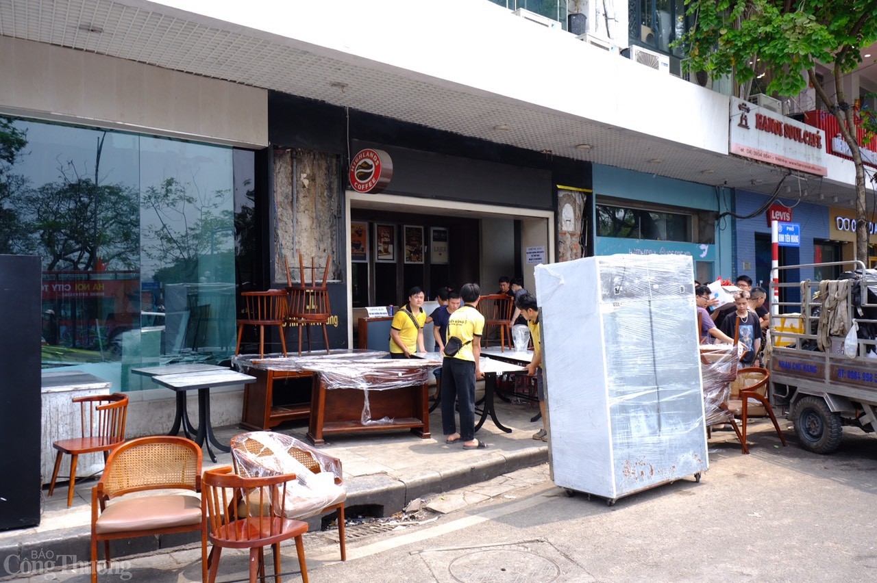 Người dân đang khẩn trương di chuyển đồ đạc từ tòa nhà để phục vụ việc dỡ bỏ đúng tiến độ.  