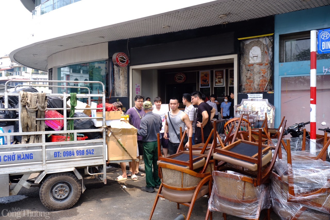 Các cửa hàng và đơn vị kinh doanh đang thu dọn đồ đạc, tài sản và sắp xếp mặt bằng để bàn giao cho đơn vị thi công.