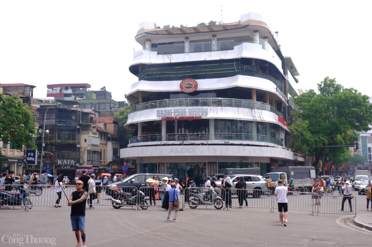 Ghi nhận của phóng viên Báo Công Thương ngày 23/4 cho thấy, nhiều cửa hàng và đơn vị kinh doanh tại tòa nhà Hàm Cá Mập (số 7 Đinh Tiên Hoàng, quận Hoàn Kiếm, TP. Hà Nội) đang di chuyển đồ đạc, tài sản để đơn vị vận hành chuẩn bị bàn giao mặt bằng, phục vụ công tác phá dỡ.