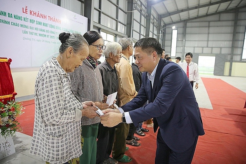 Ông Bùi Ngọc Dương - Bí thư Đảng ủy, Chủ tịch HĐQT BSR trao quà cho các hộ gia đình chính sách tại thị xã Quảng Trị, tỉnh Quảng Trị tháng 3-2025