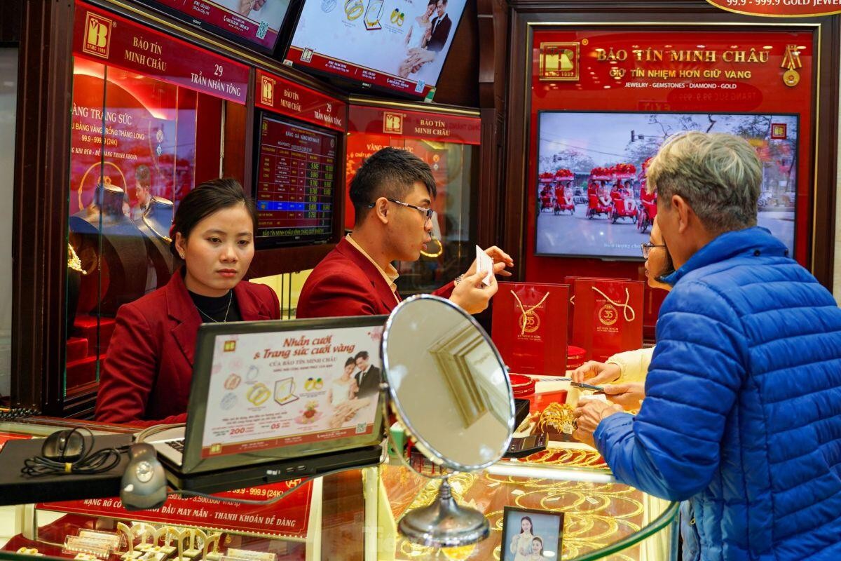 Giá vàng giảm, người dân vẫn chen nhau mua vàng tích trữ