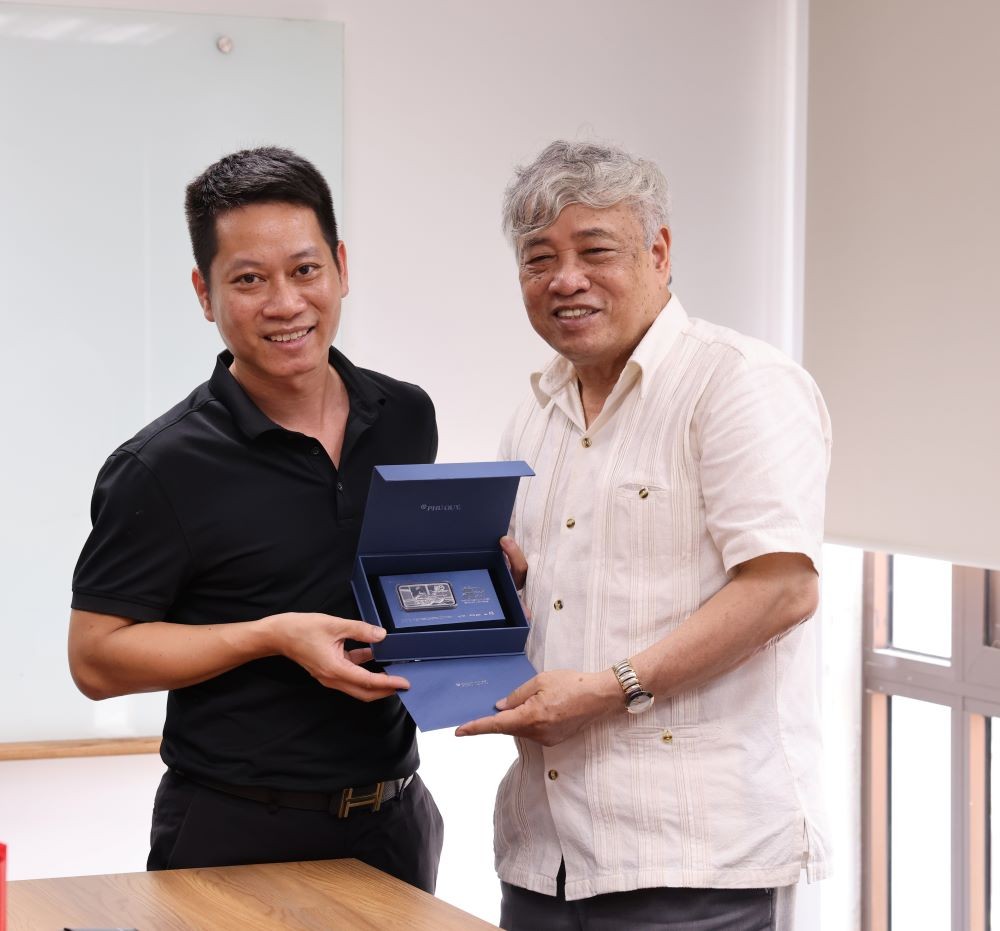 Tập đoàn Vàng bạc đá quý Phú Quý đã trao tặng sản phẩm bạc thỏi “50 năm Thống nhất đất nước” cho nhà báo Trần Mai Hưởng 