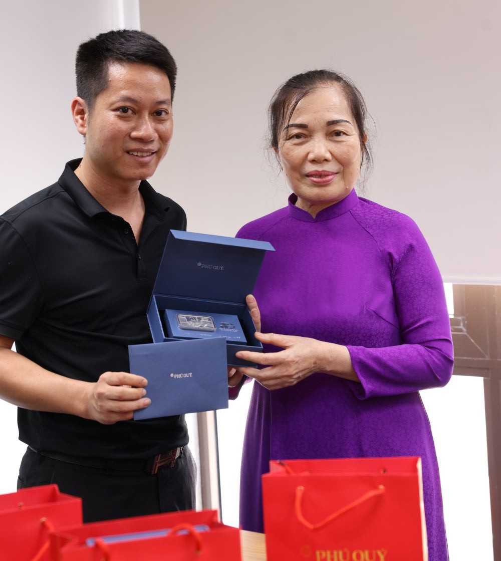 Tập đoàn Vàng bạc đá quý Phú Quý trao tặ