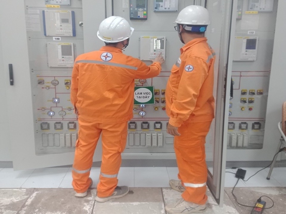 Công nhân PC Bắc Giang Kiểm tra trị số chỉnh định rơle bảo vệ