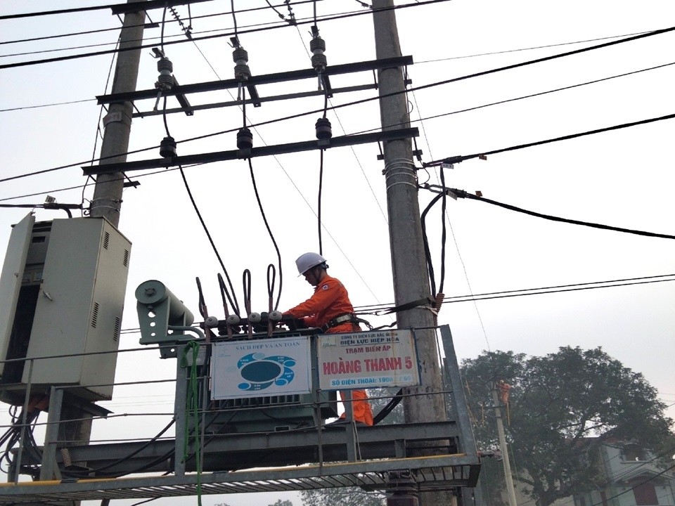 Xử lý tiếp xúc tại TBA Hoàng Thanh 5, huyện Hiệp Hòa- Bắc Giang