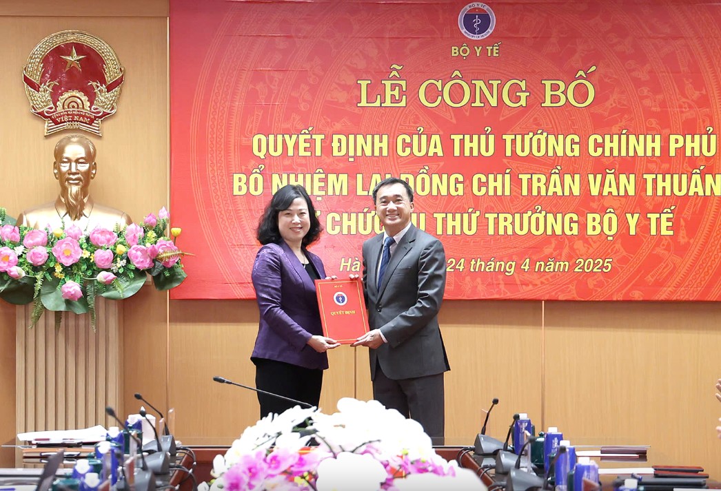 Thừa ủy quyền của Thủ tướng Chính phủ, Uỷ viên Ban Chấp hành Trung ương Đảng Bộ trưởng Bộ Y tế Đào Hồng Lan trao quyết định bổ nhiệm lại chức vụ Thứ trưởng Bộ Y tế cho ông Trần Văn Thuấn.