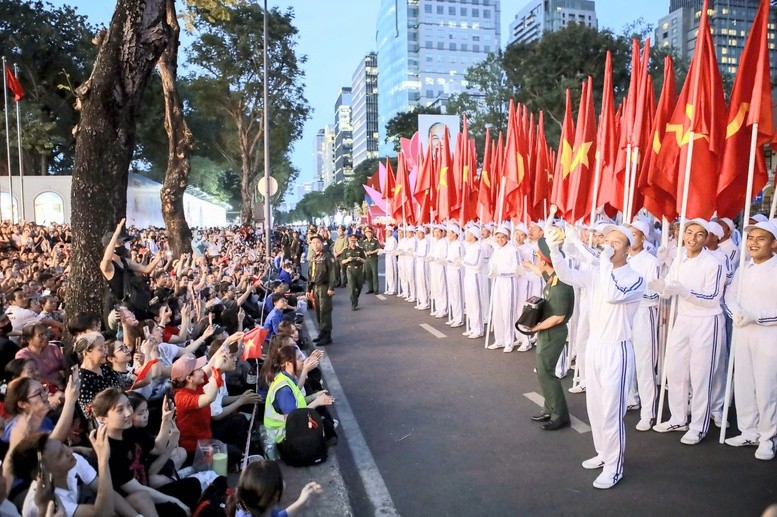 Hàng nghìn người dân tập trung dọc hai bên đường Lê Duẩn (quận 1, TPHCM) để theo dõi buổi tổng hợp luyện diễu binh, diễu hành chào mừng Lễ kỷ niệm 50 năm Ngày giải phóng miền Nam, thống nhất đất nước. Hàng nghìn người dân tập trung dọc hai bên đường Lê Duẩn (quận 1, TPHCM) để theo dõi buổi tổng hợp luyện diễu binh, diễu hành chào mừng Lễ kỷ niệm 50 năm Ngày giải phóng miền Nam, thống nhất đất nước.