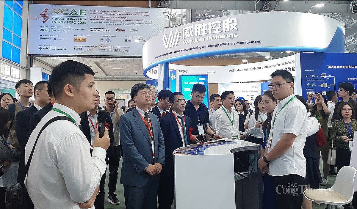 Các đại biểu tham quan gian hàng tại Triển lãm Quốc tế Năng lượng Việt Nam–Trung Quốc–ASEAN 2025 (VCAE EXPO 2025)