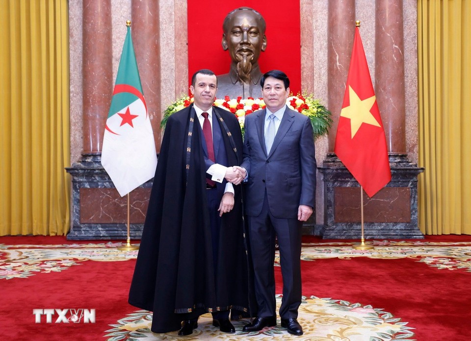 Chủ tịch nước Lương Cường với Đại sứ Algeria Azeddine Bechka. Ảnh: TTXVN Chủ tịch nước Lương Cường với Đại sứ Algeria Azeddine Bechka. Ảnh: TTXVN