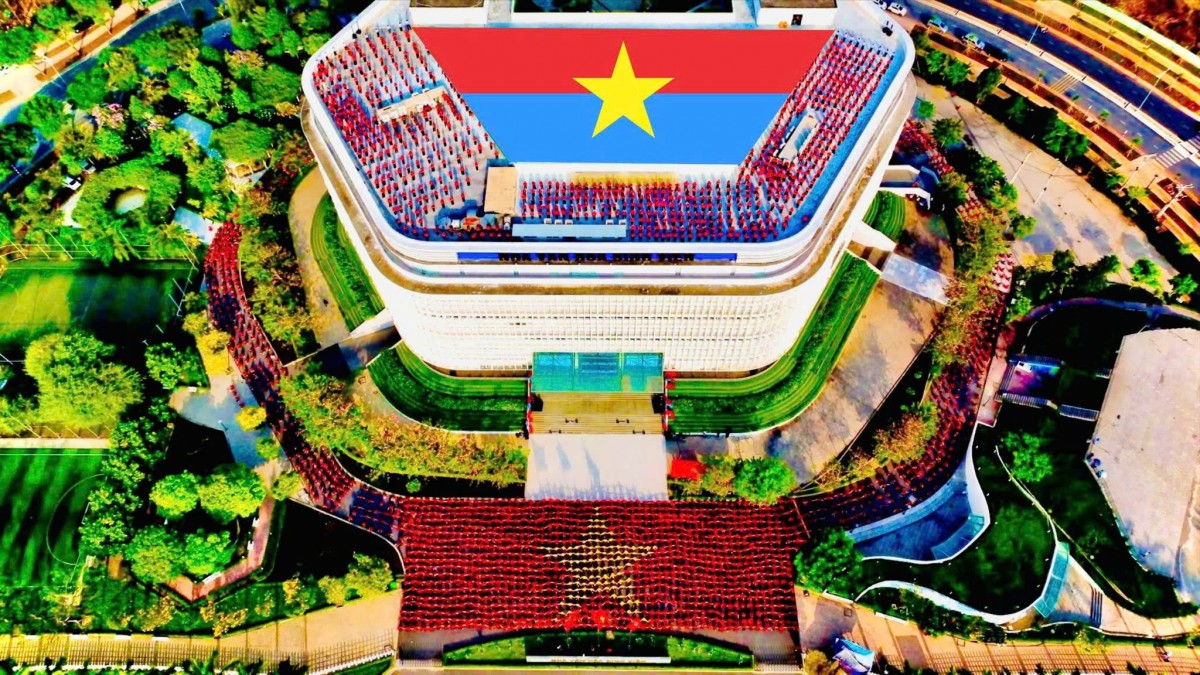 Đoàn viên, thanh niên TP. Hồ Chí minh xếp hình cùng lá cờ Mặt trận dân tộc Giải phóng miền Nam Việt Nam