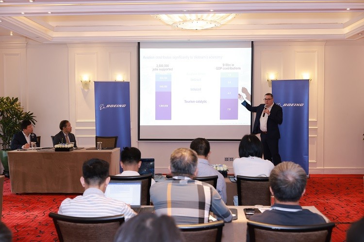 Ông Dave Schulte, Giám đốc tiếp thị mảng máy bay thương mại Boeing. Ông Dave Schulte, Giám đốc tiếp thị mảng máy bay thương mại Boeing.