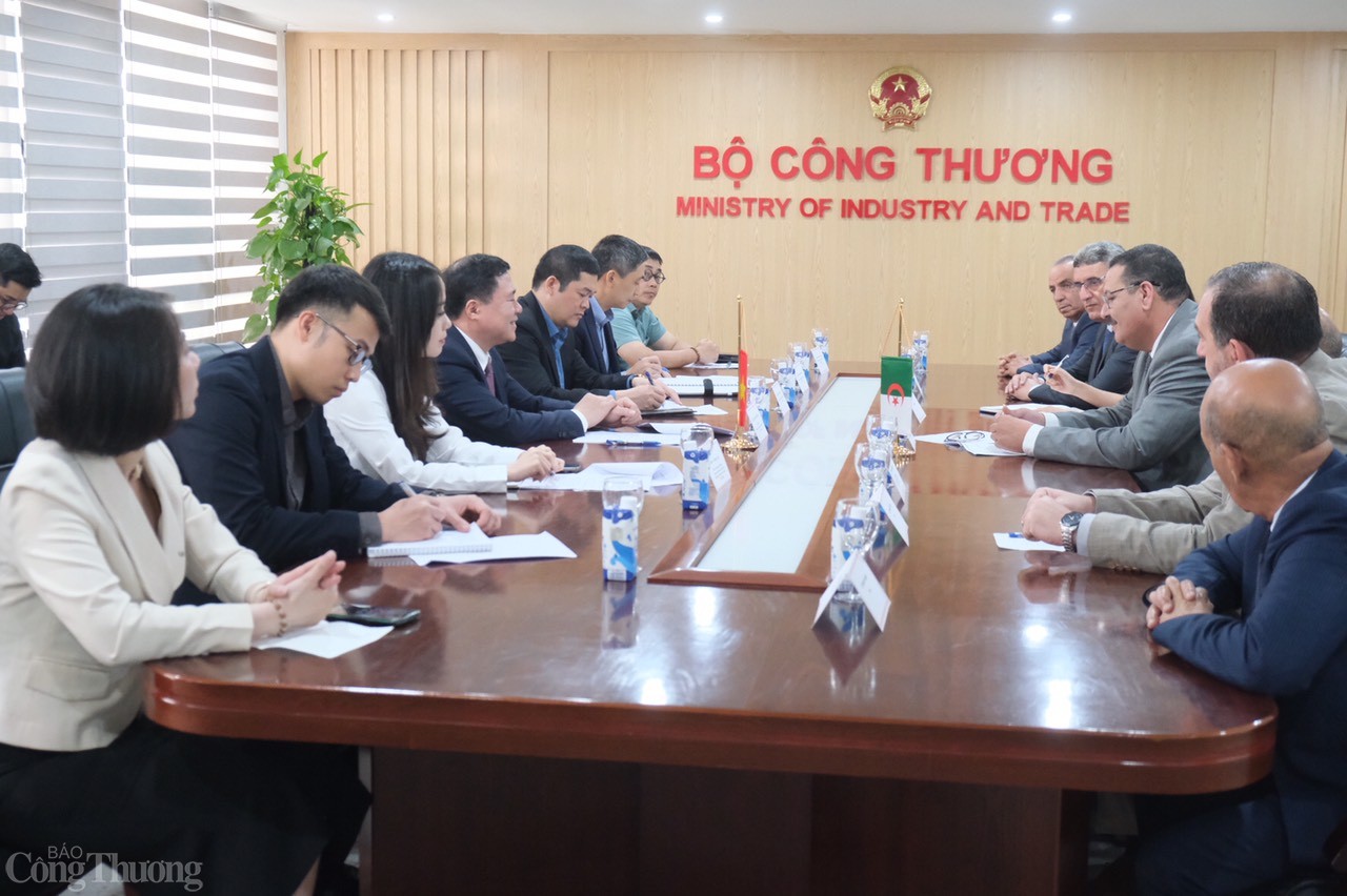 Thứ trưởng Nguyễn Sinh Nhật Tân tiếp và làm việc với Chủ Thứ trưởng Nguyễn Sinh Nhật Tân tiếp và làm việc với Chủ