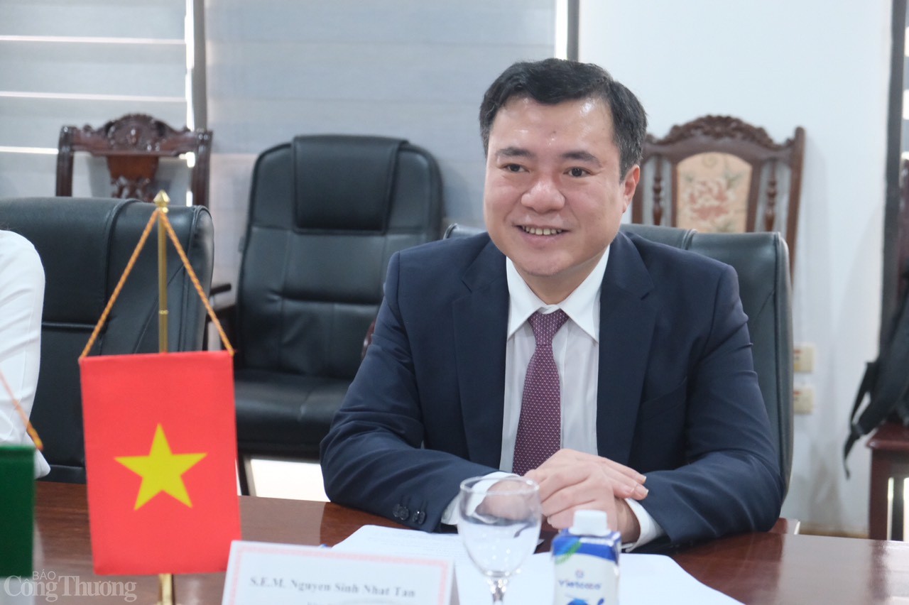 Thứ trưởng Nguyễn Sinh Nhật Tân tiếp và làm việc với Chủ Thứ trưởng Nguyễn Sinh Nhật Tân tiếp và làm việc với Chủ