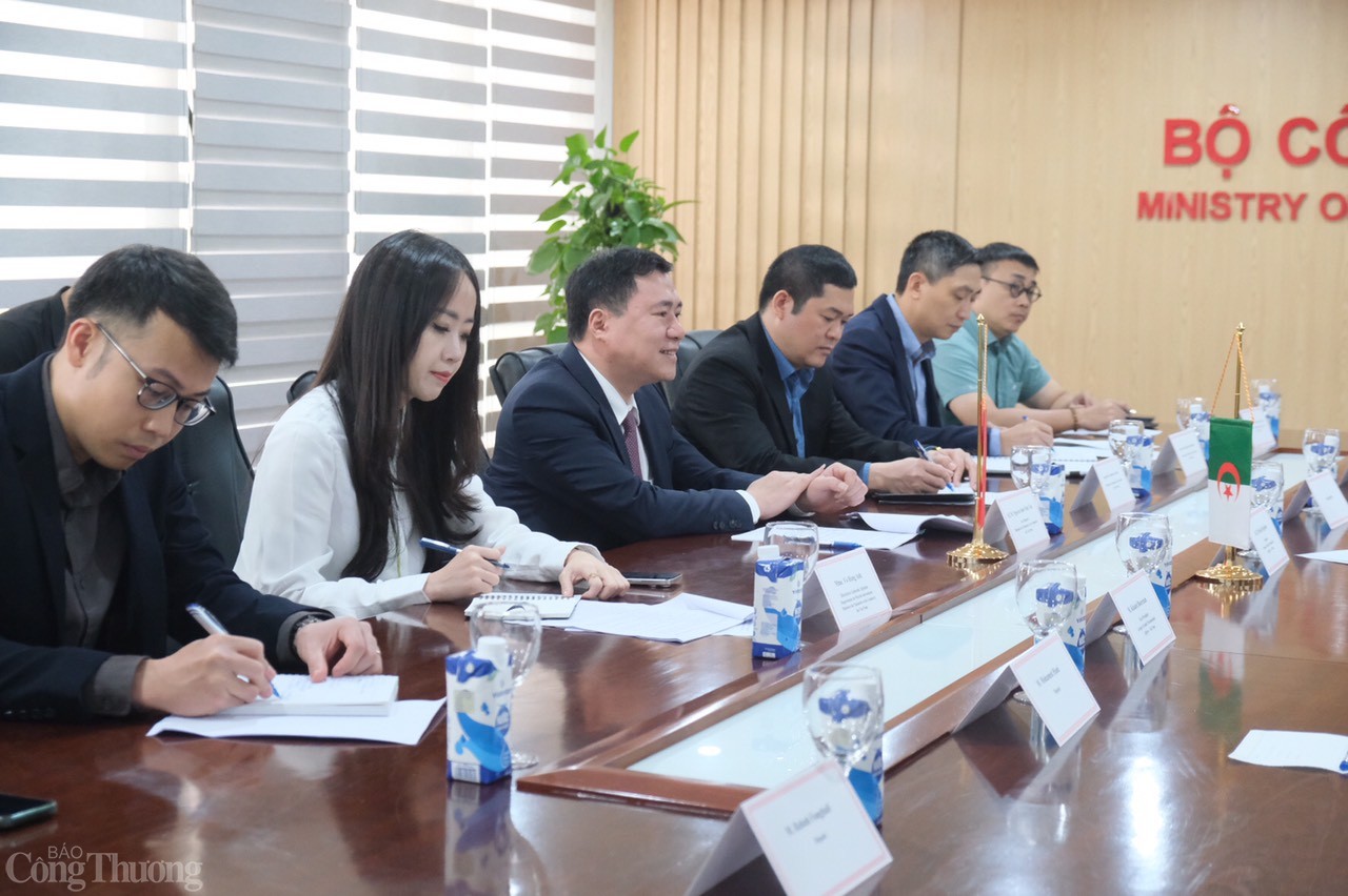 Thứ trưởng Nguyễn Sinh Nhật Tân tiếp và làm việc với Chủ Thứ trưởng Nguyễn Sinh Nhật Tân tiếp và làm việc với Chủ
