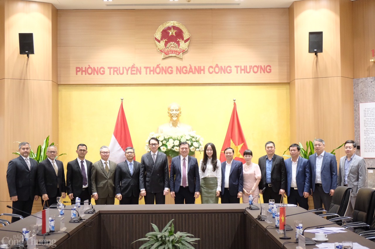 Các đại biểu tham dự chụp ảnh lưu niệm sau buổi làm việc. 