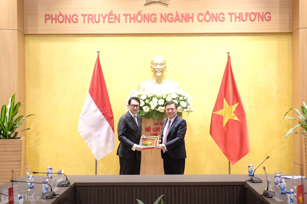 Hai Thứ trưởng chia sẻ món quàn lưu niệm.