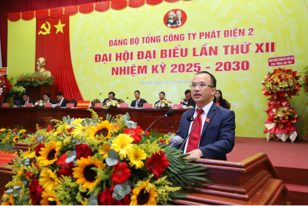 Đồng chí Nguyễn Hữu Thịnh – Phó Bí thư Đảng ủy nhiệm kỳ 2020 – 2025 trình bày báo cáo chính trị tại Đại hội