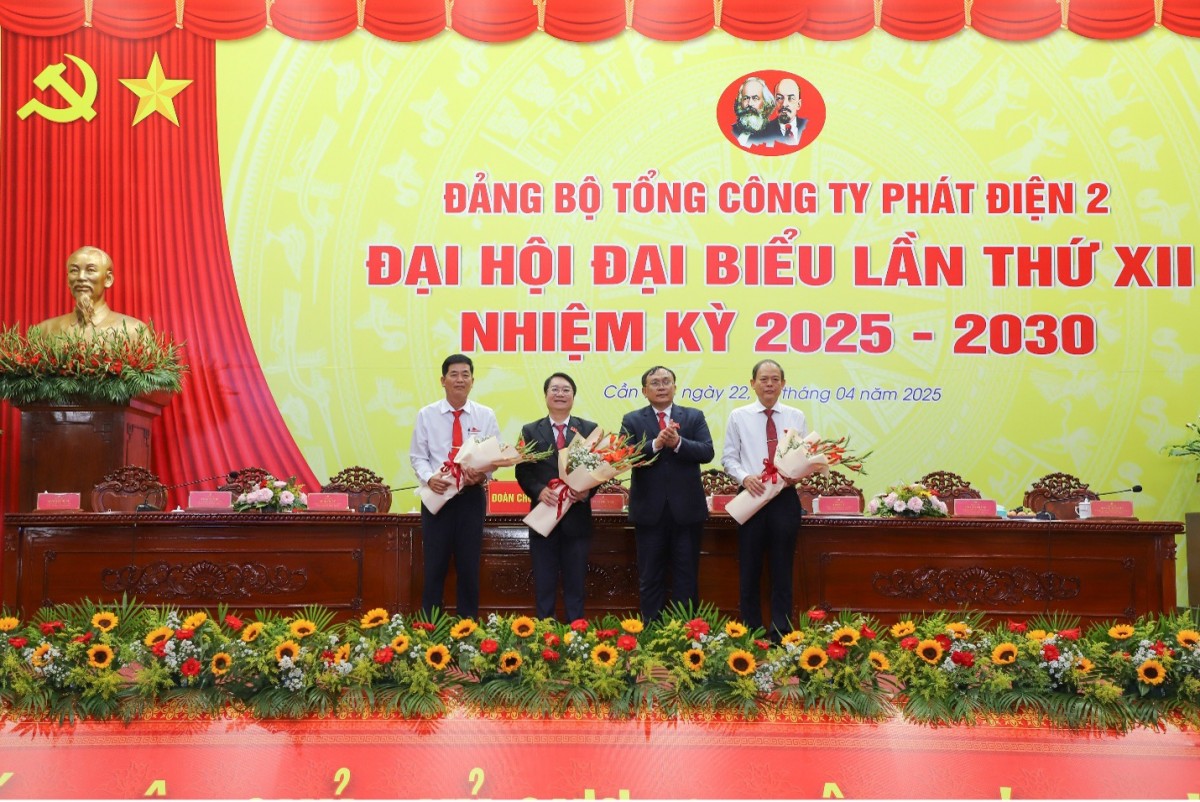 Tặng hoa tri ân các đồng chí không tham gia BCH Đảng bộ khóa mới