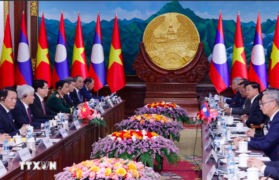 Chủ tịch nước Lương Cường hội đàm với Tổng Bí thư, Chủ tịch nước Lào Thongloun Sisoulith. (Ảnh: Lâm Khánh/TTXVN)