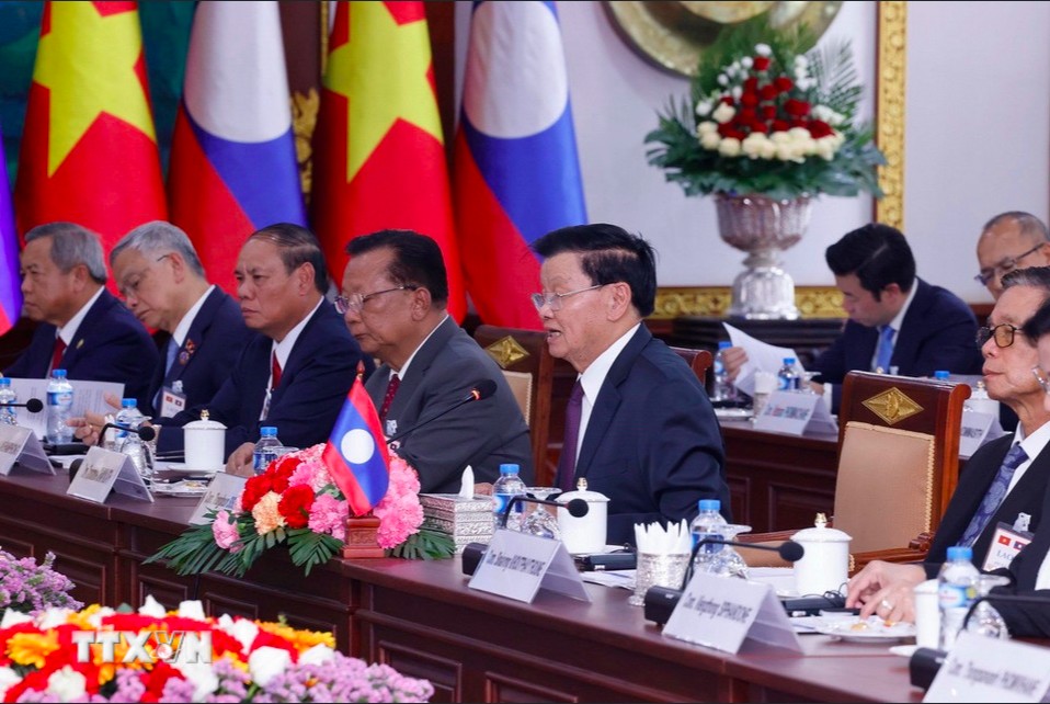 Tổng Bí thư, Chủ tịch nước Thongloun Sisoulith và các đại biểu đoàn cấp cao Lào dự hội đàm. (Ảnh: Lâm Khánh/TTXVN)