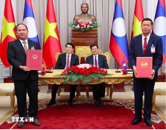 Chủ tịch nước Lương Cường và Tổng Bí thư, Chủ tịch nước Lào Thongloun Sisoulith chứng kiến lễ trao Bản ghi nhớ hợp tác giữa Ủy ban Nhân dân tỉnh Gia Lai (Việt Nam) và chính quyền tỉnh Attapeu (Lào) giai đoạn 2025-2030. (Ảnh: Lâm Khánh/TTXVN)