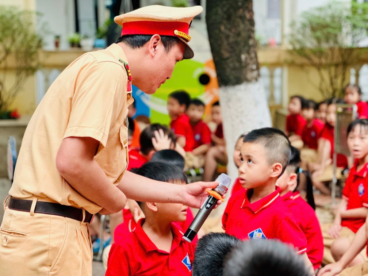 Giao thông học đường: Làm sao để học sinh tuân thủ?