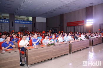 “Tổ quốc tôi chưa đẹp thế bao giờ” – Khúc tráng ca thiêng liêng, xúc động tại Đại học Công nghiệp Hà Nội