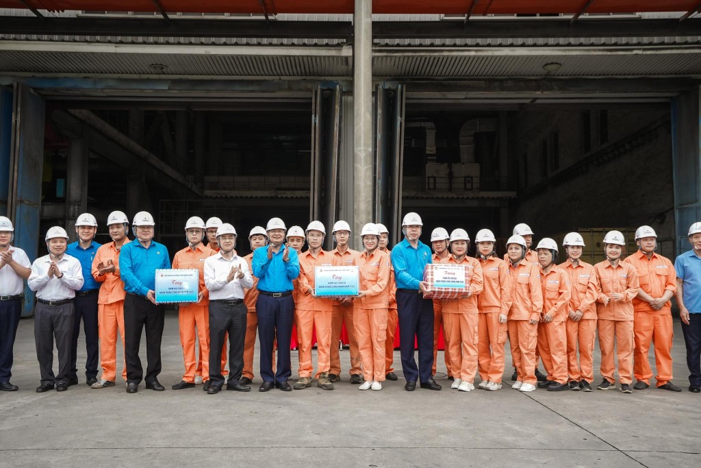 Tổng Liên đoàn đoàn thăm và tặng quà công nhân Nhiệt điện Quảng Ninh Tổng Liên đoàn đoàn thăm và tặng quà công nhân Nhiệt điện Quảng Ninh