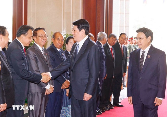 Chủ tịch nước Lương Cường với các thành viên đoàn Quốc hội Lào. (Ảnh: Lâm Khánh/TTXVN)