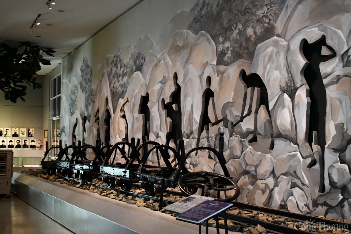 Hiện vật xe goòng được lưu giữ tại Bảo tàng Côn Đảo. Khoảng năm 1930, thực dân Pháp thiết kế đường ray sắt rộng độ 60cm xuất phát từ sở Bản Chế (nay là đầu đường Lê Hồng Phong) chia ra làm 2 nhánh. Một nhánh đến sở Đá dưới chân núi Chúa (nay là đường Phan Châu Trinh), một nhánh đến sở Củi (nay là đường Võ Thị Sáu).