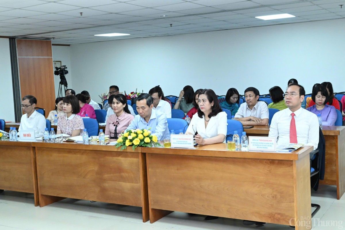 Đồng chí Trần Quang Huy - Ủy viên Ban thường vụ Đảng ủy Bộ Công Thương, Vụ trưởng Vụ Tổ chức cán bộ, Bộ Công Thương; đồng chí Nguyễn Minh Huệ - Chủ tịch Công đoàn Bộ Công Thương; đại diện Văn phòng Bộ Công Thương dự Đại hội Đảng bộ Báo Công Thương lần thứ III, nhiệm kỳ 2025 - 2030.