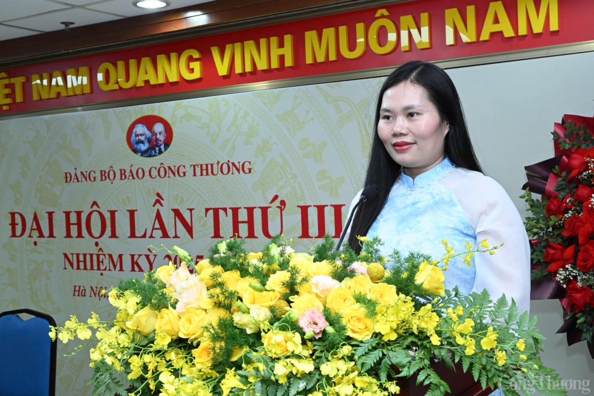 Đồng chí Đỗ Thị Phương Lan thay mặt Tổ Thư ký trình bày dự thảo Nghị quyết Đại hội Đảng bộ Báo Công Thương lần thứ III, nhiệm kỳ 2025-2030.