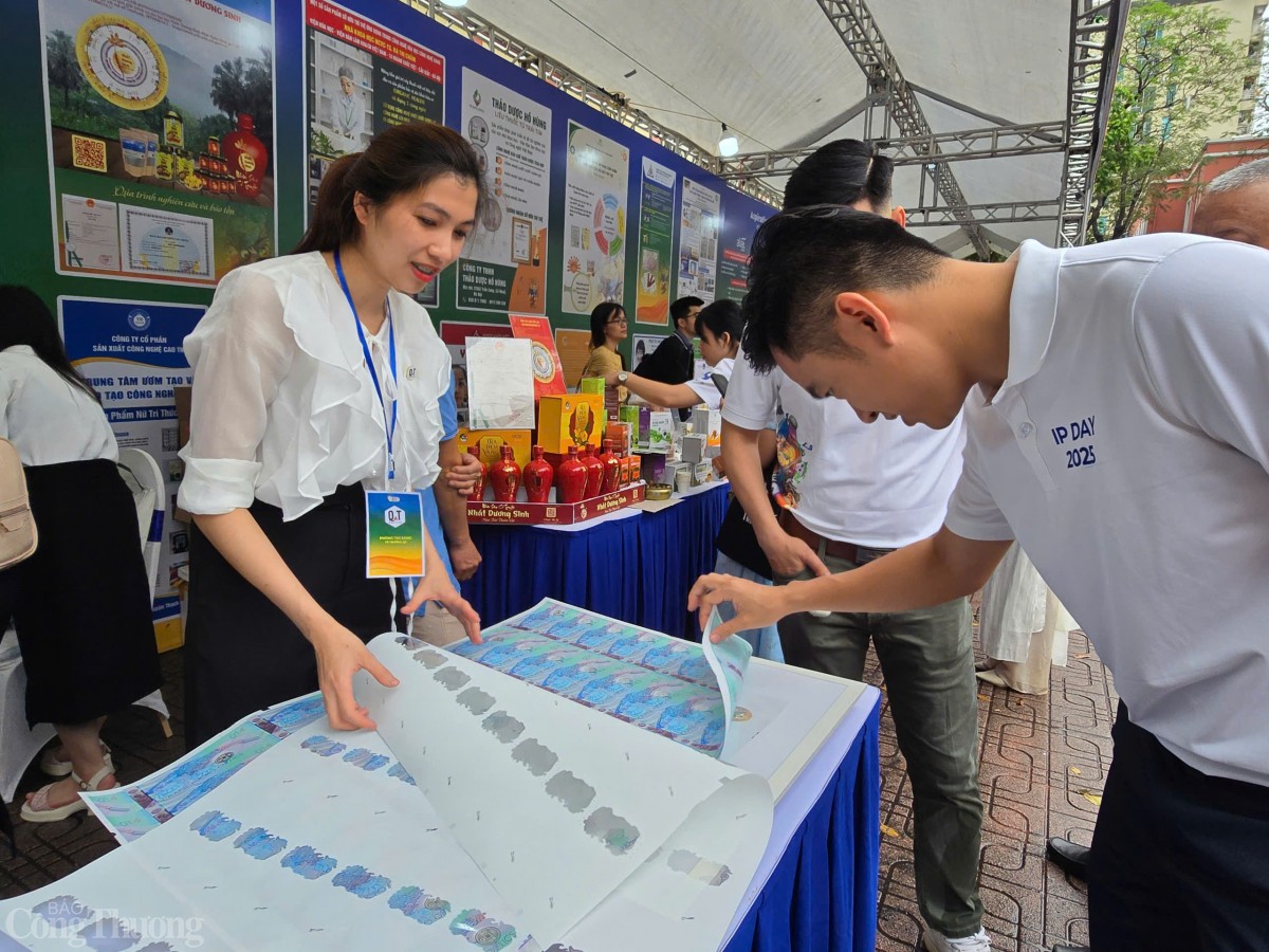 KHách tìm hiểu công nghệ giấy nền KHách tìm hiểu công nghệ giấy nền