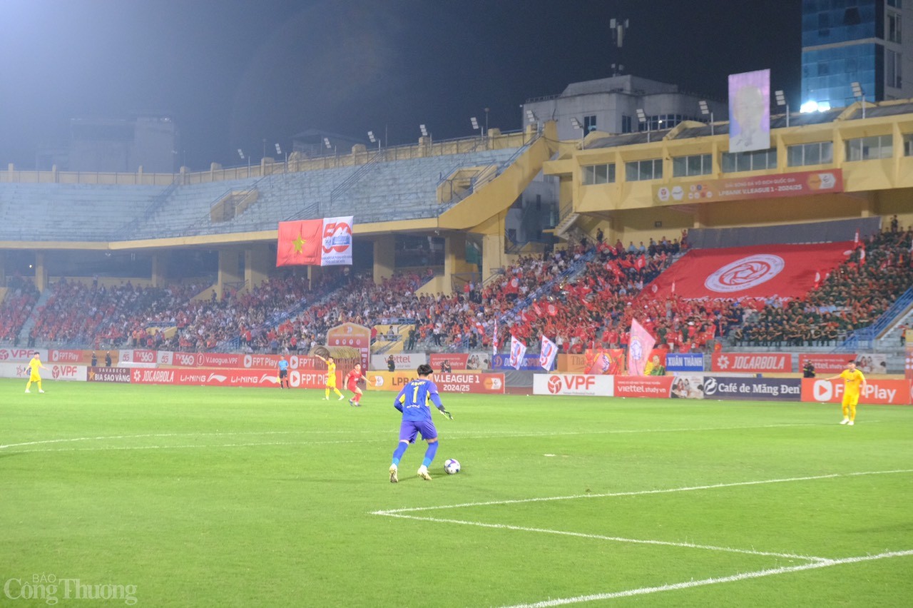 Ở phía Sông Lam Nghệ An, thủ môn Nguyễn Văn Việt, tuyển thủ U23 Việt Nam được huấn luyện viên trưởng Phan Như Thuật tin tưởng cho bắt chínhh. 