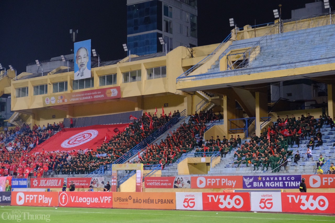 Trên khán đài, sắc đỏ phủ kín với cờ Tổ quốc tung bay, băng rôn, khẩu hiệu rực rỡ kỷ niệm ngày đại lễ. 