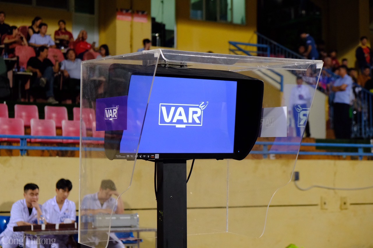 Trận đấu giữa Thể Công và Sông Lam Nghệ An cùng nhiều cặp đấu khác được áp dụng công nghệ VAR, giúp trọng tài có những quyết định chính xác hơnn.