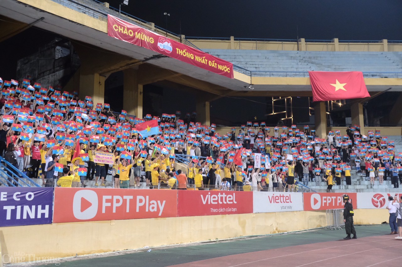 Phía khán đài dành cho cổ động viên Sông Lam Nghệ An trở nên sôi động và cuồng nhiệt hơn bao giờ hết, khi hàng trăm người hâm mộ hòa mình vào không khí kỷ niệm đại lễ chiến thắng. 