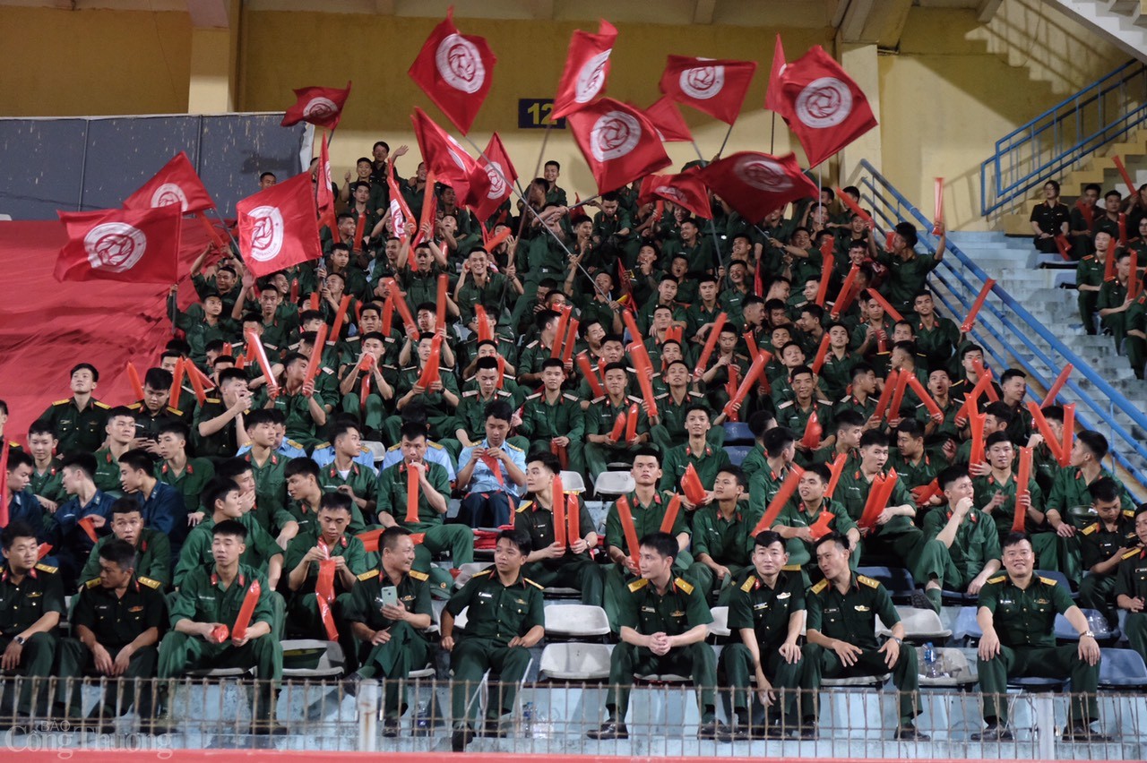 Sự góp mặt của Thể Công Viettel, đội bóng mang truyền thống quân đội trong trận đấu diễn ra đúng dịp kỷ niệm 50 năm ngày thống nhất đất nước mang ý nghĩa đặc biệt sâu sắc. Điều này đã khiến hình ảnh khán đài sân Hàng Đẫy nhuộm sắc xanh màu áo bộ đội cụ Hồ.