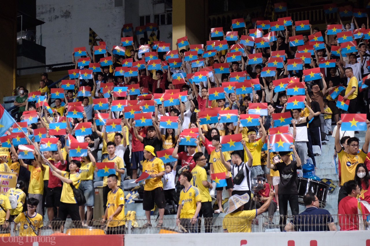 Nổi bật là lá cờ của Mặt trận Dân tộc Giải phóng miền Nam được giương cao đầy tự hào. Hình ảnh ấy không chỉ thể hiện tình yêu bóng đá mà còn là lời nhắc nhở về một thời khói lửa, khi lòng dân hai miền cùng hướng về khát vọng thống nhất và độc lập.