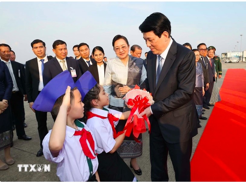Chủ tịch nước Lương Cường tại sân bay quốc tế Wattay, thủ đô Vientiane, Lào. (Ảnh: Lâm Khánh/TTXVN) Chủ tịch nước Lương Cường tại sân bay quốc tế Wattay, thủ đô Vientiane, Lào. (Ảnh: Lâm Khánh/TTXVN)