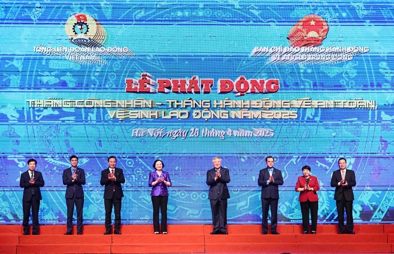 Phó Thủ tướng Thường trực Chính phủ Nguyễn Hòa Bình và các đại biểu thực hiện nghi thức phát động Tháng Công nhân và Tháng hành động về an toàn vệ sinh lao động năm 2025 - Ảnh: VGP/Nguyễn Hoàng Phó Thủ tướng Thường trực Chính phủ Nguyễn Hòa Bình và các đại biểu thực hiện nghi thức phát động Tháng Công nhân và Tháng hành động về an toàn vệ sinh lao động năm 2025 - Ảnh: VGP/Nguyễn Hoàng