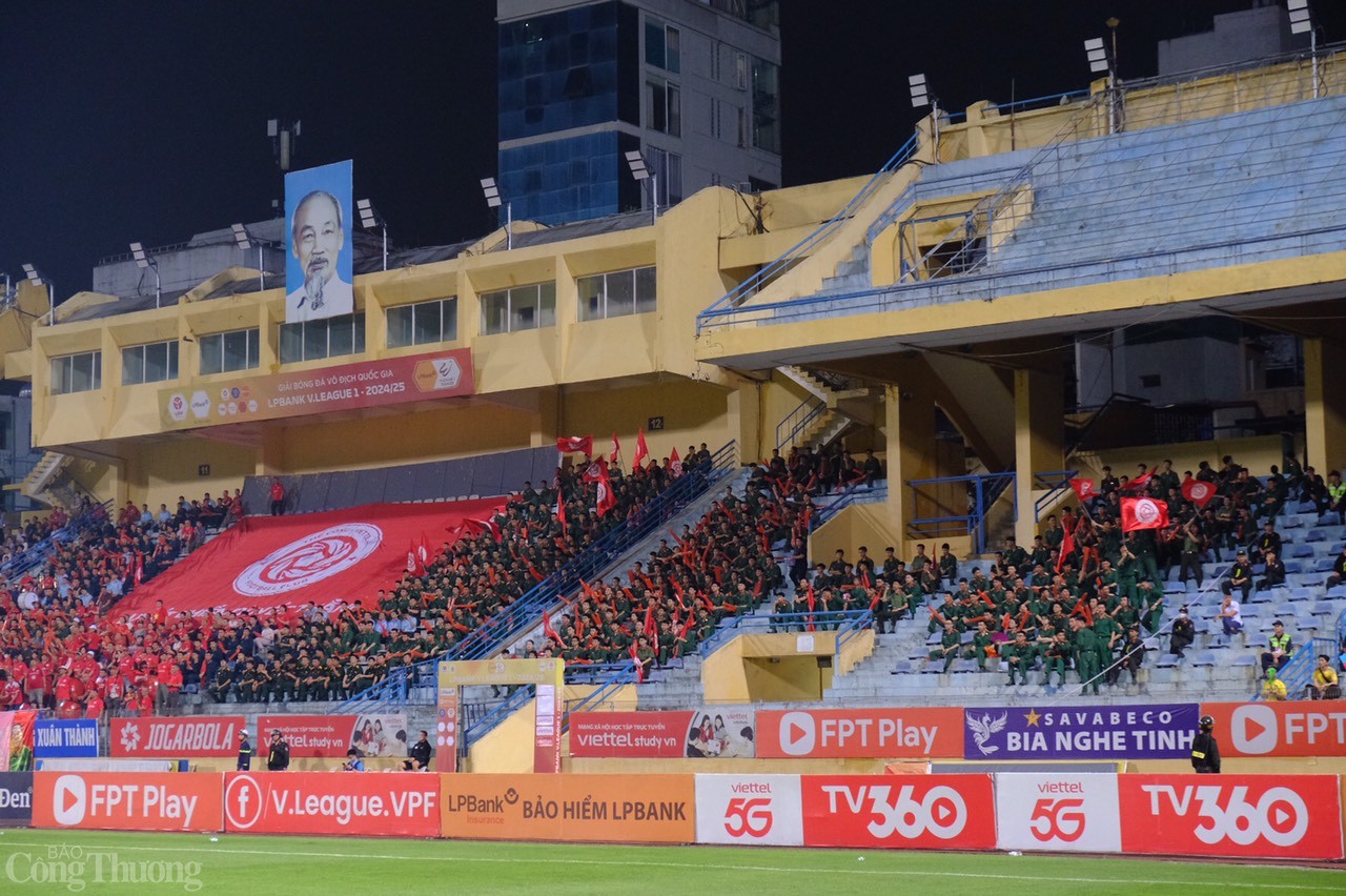 Nhiều chiến sĩ có mặt tại sân đấu để cổ vũ đội bóng áo lính..