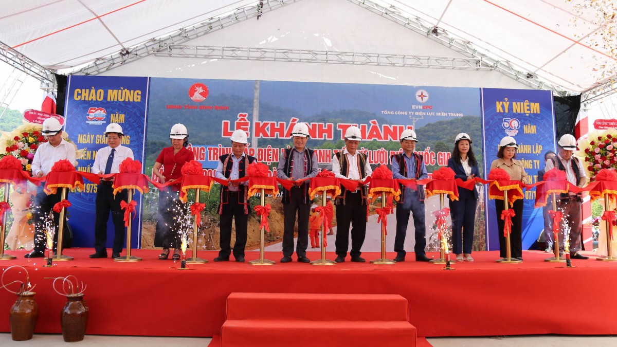 Khánh thành công trình cấp điện cho làng Canh Tiến từ lưới điện quốc gia Khánh thành công trình cấp điện cho làng Canh Tiến từ lưới điện quốc gia