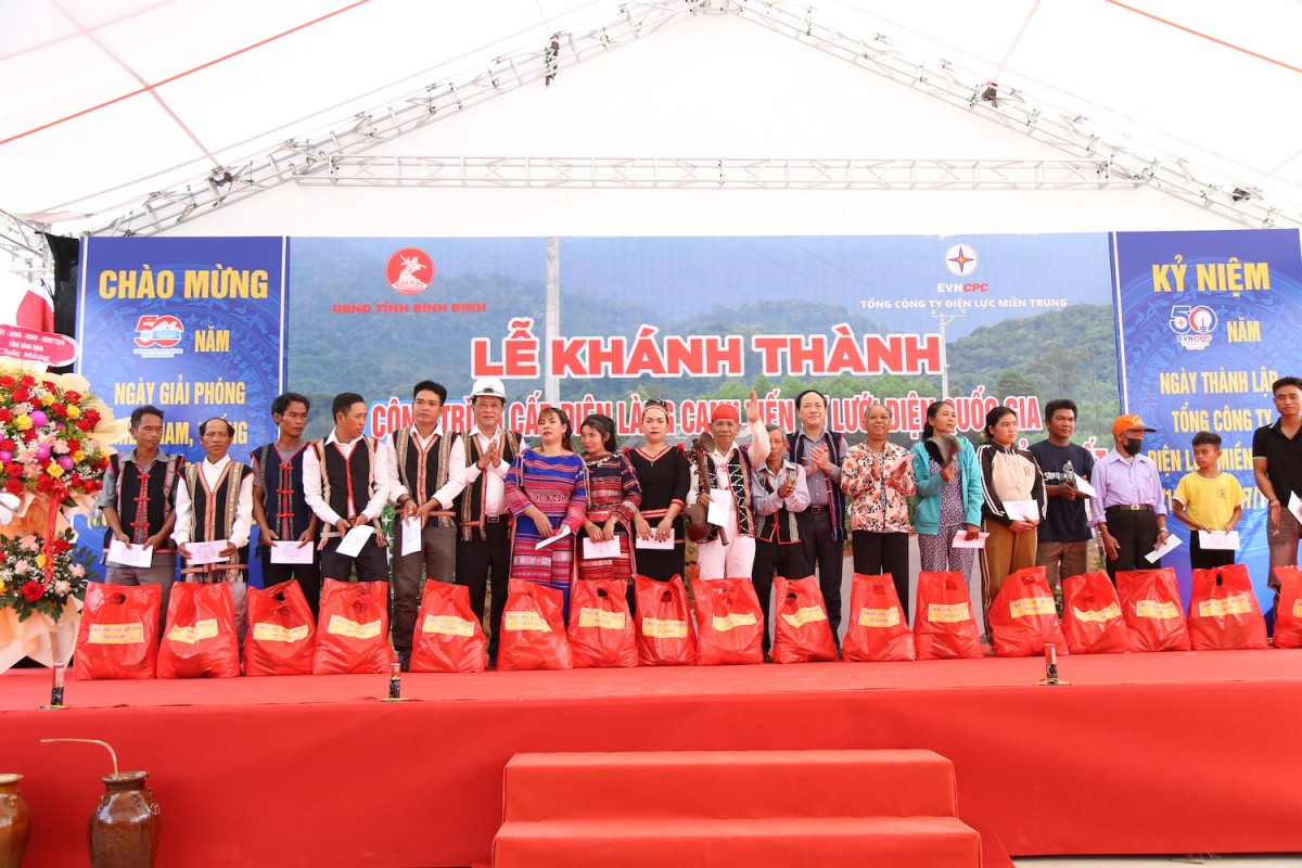 Tặng quà cho các hộ gia đình đồng bào dân tộc thiểu số tại làng Cang Tiến Tặng quà cho các hộ gia đình đồng bào dân tộc thiểu số tại làng Cang Tiến