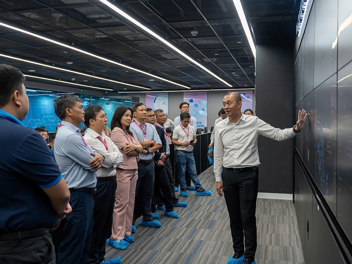 Với các chức năng quan trọng, trung tâm dữ liệu được nâng cấp sẽ tiếp tục đóng vai trò then chốt trong việc thúc đẩy sự phát triển của công nghệ và các ứng dụng mới Với các chức năng quan trọng, trung tâm dữ liệu được nâng cấp sẽ tiếp tục đóng vai trò then chốt trong việc thúc đẩy sự phát triển của công nghệ và các ứng dụng mới