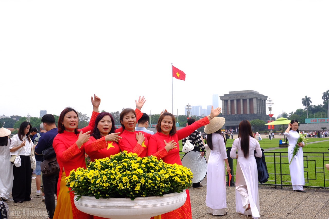 Lăng Bác đông khách tham quan dịp Thống Nhất Đất nước 30/4